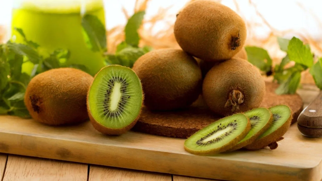 Sliced kiwi fruit